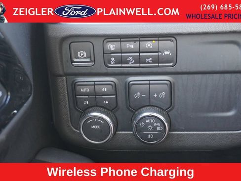 Used 2025 Chevrolet Suburban Z71 image 31