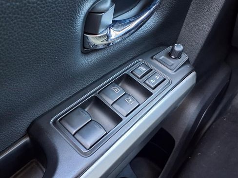 Used 2023 Nissan Titan SV image 23