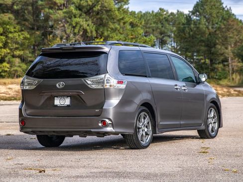Used 2018 Toyota Sienna SE image 6