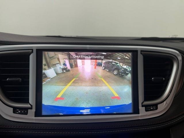 New 2027 Chrysler Pacifica Select FWD image 17