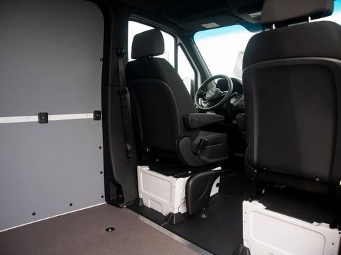 Used 2025 Mercedes-Benz Sprinter 2500 image 38