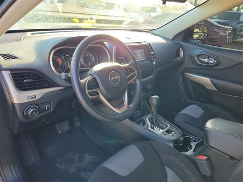 Used 2018 Jeep Cherokee Latitude w/ Mobile Office Group image 13