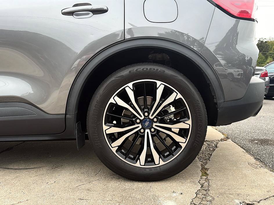 Used 2021 Ford Escape SE w/ SE Sport Appearance Package FWD image 25