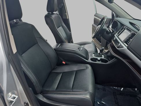 Used 2019 Toyota Highlander XLE AWD/4WD image 13