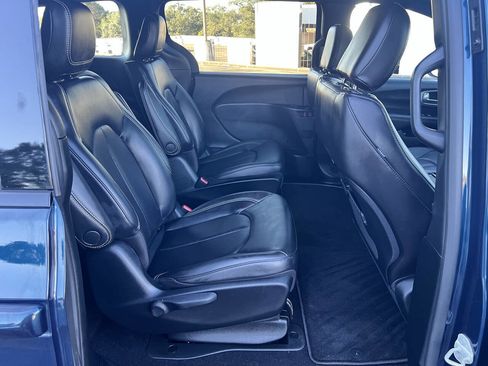 Used 2023 Chrysler Pacifica Touring-L w/ S Appearance Package image 42
