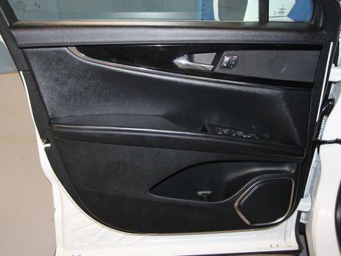 Used 2023 Lincoln Nautilus FWD image 5