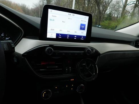 Used 2022 Ford Escape SE w/ SE Sport Appearance Package image 9