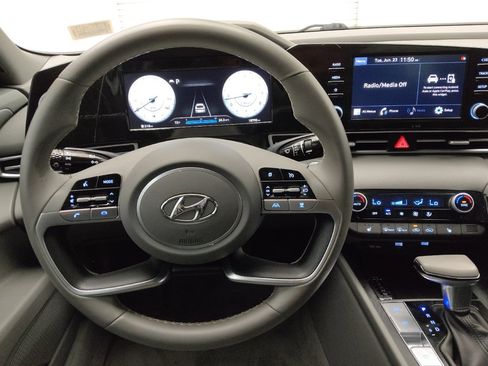 Used 2022 Hyundai Elantra SEL w/ Convenience Package FWD image 22