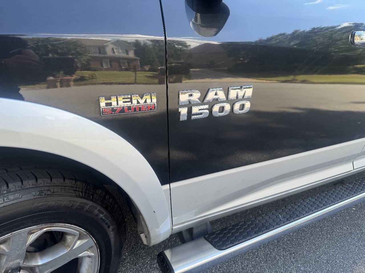 Used 2017 RAM 1500 Laramie w/ Convenience Group AWD/4WD image 2