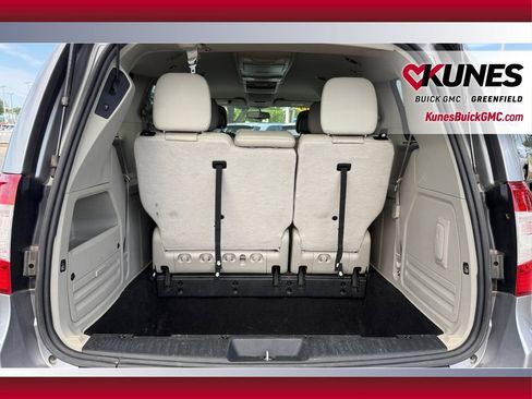 Used 2014 Chrysler Town & Country Touring FWD image 30