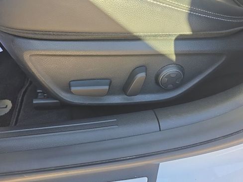 Used 2025 Genesis G70 2.5T image 21