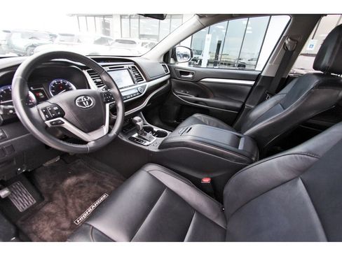 Used 2017 Toyota Highlander XLE FWD image 34
