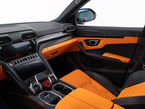 Used 2022 Lamborghini Urus AWD/4WD image 30