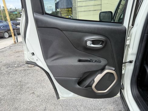 Used 2016 Jeep Renegade Latitude FWD image 20