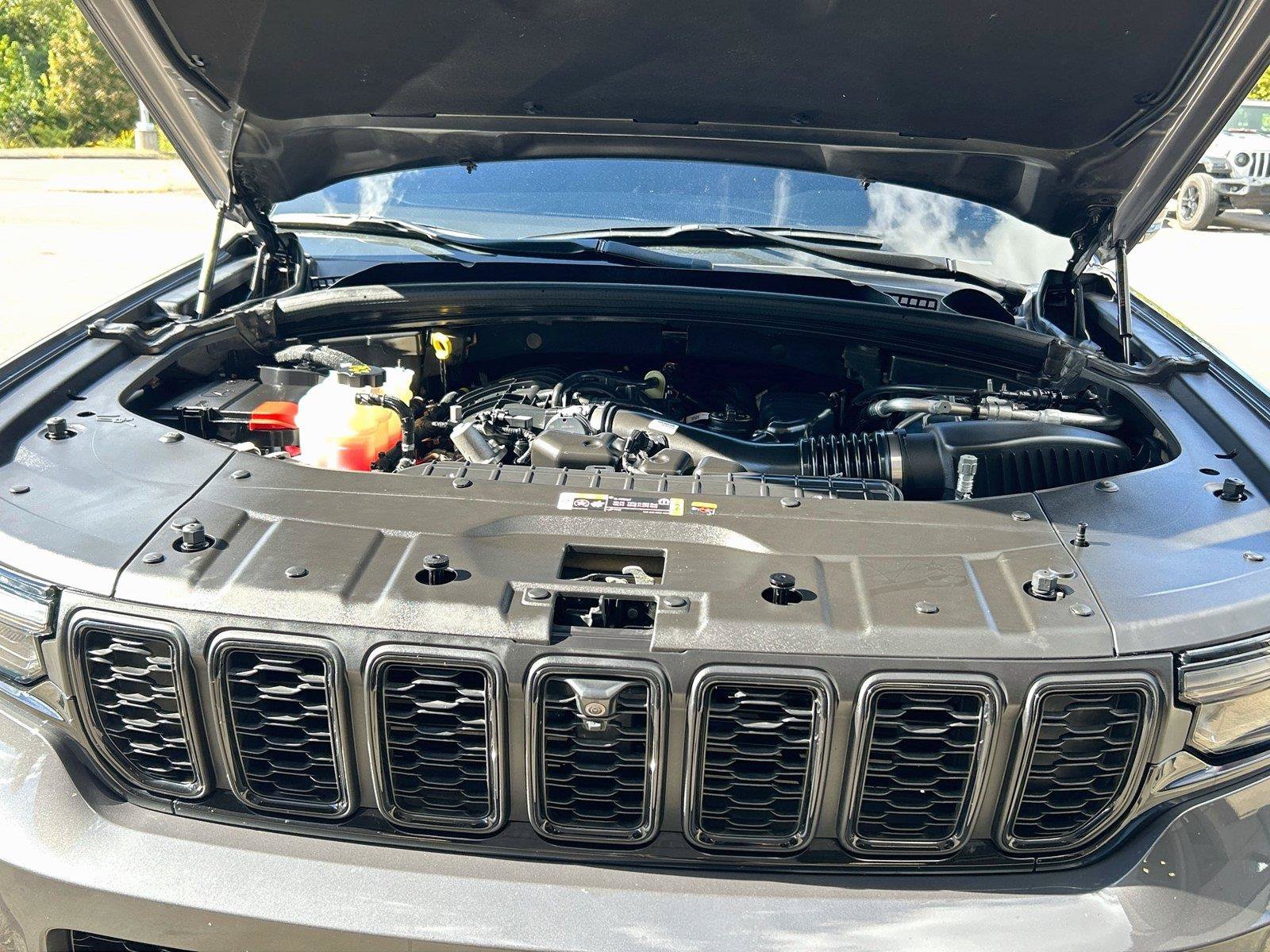 Used 2025 Jeep Grand Cherokee L Limited w/ Luxury Tech Group II AWD/4WD image 10