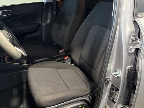 Used 2025 Hyundai Venue SE image 30