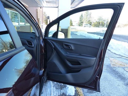 Used 2021 Chevrolet Trax LT w/ Premium Seat Package image 38