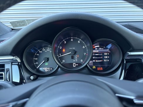 Certified 2022 Porsche Macan image 10