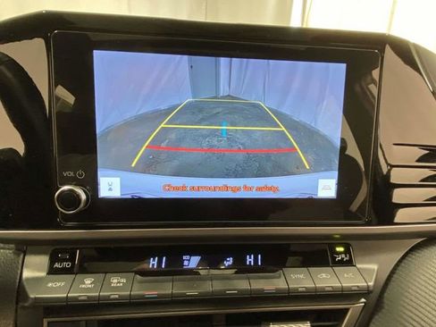 Used 2025 Toyota Camry SE w/ Convenience Package image 17