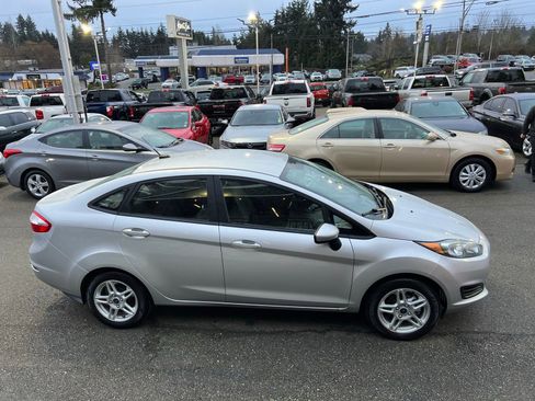 Used 2017 Ford Fiesta SE image 4