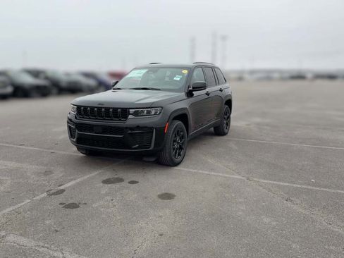 New 2026 Jeep Grand Cherokee Altitude image 3
