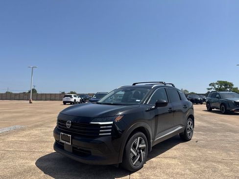 Used 2025 Nissan Kicks SV w/ SV Premium Package FWD image 7