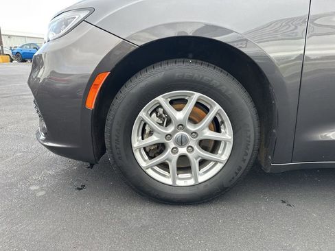 Used 2022 Chrysler Pacifica Touring-L FWD image 14