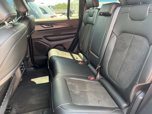 Used 2025 Jeep Grand Cherokee Altitude RWD image 12