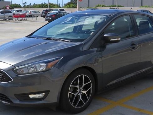 Used 2018 Ford Focus SEL FWD image 1