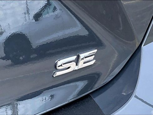 Used 2025 Toyota Camry SE w/ Convenience Package image 10