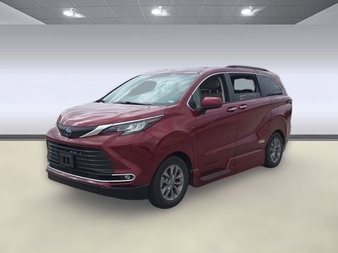 Used 2022 Toyota Sienna XLE w/ XLE Plus Package FWD image 34