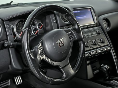 Used 2016 Nissan GT-R Premium image 25