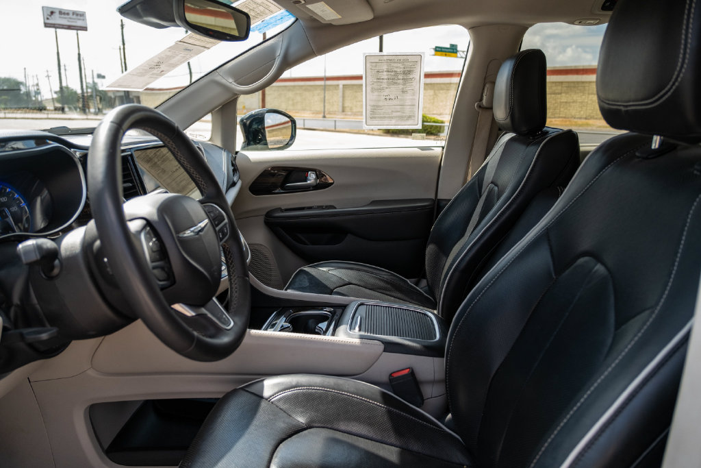 Used 2024 Chrysler Pacifica Limited FWD image 14