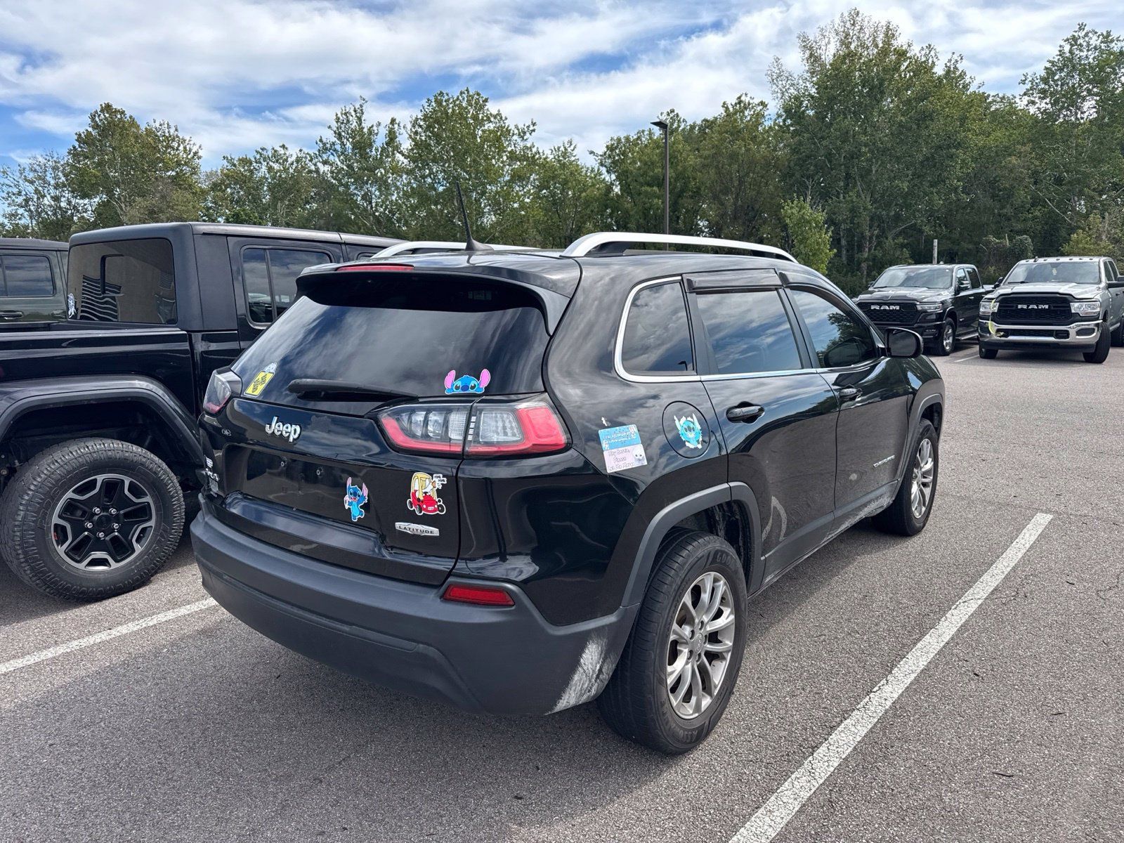 Used 2019 Jeep Cherokee Latitude Plus w/ Cold Weather Group AWD/4WD image 2