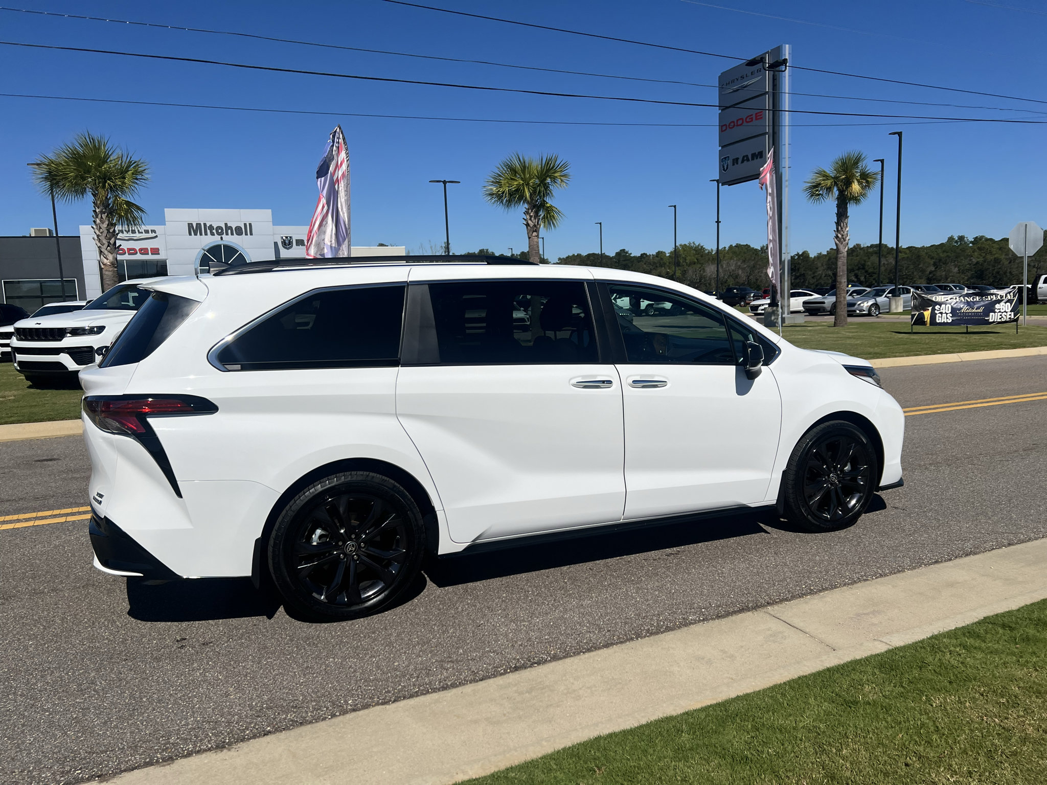 Used 2024 Toyota Sienna XSE w/ XSE Plus Package FWD image 3