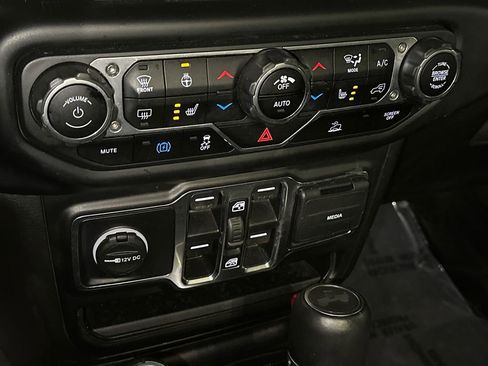 Used 2022 Jeep Wrangler Unlimited Sahara w/ Cold Weather Group AWD/4WD image 28