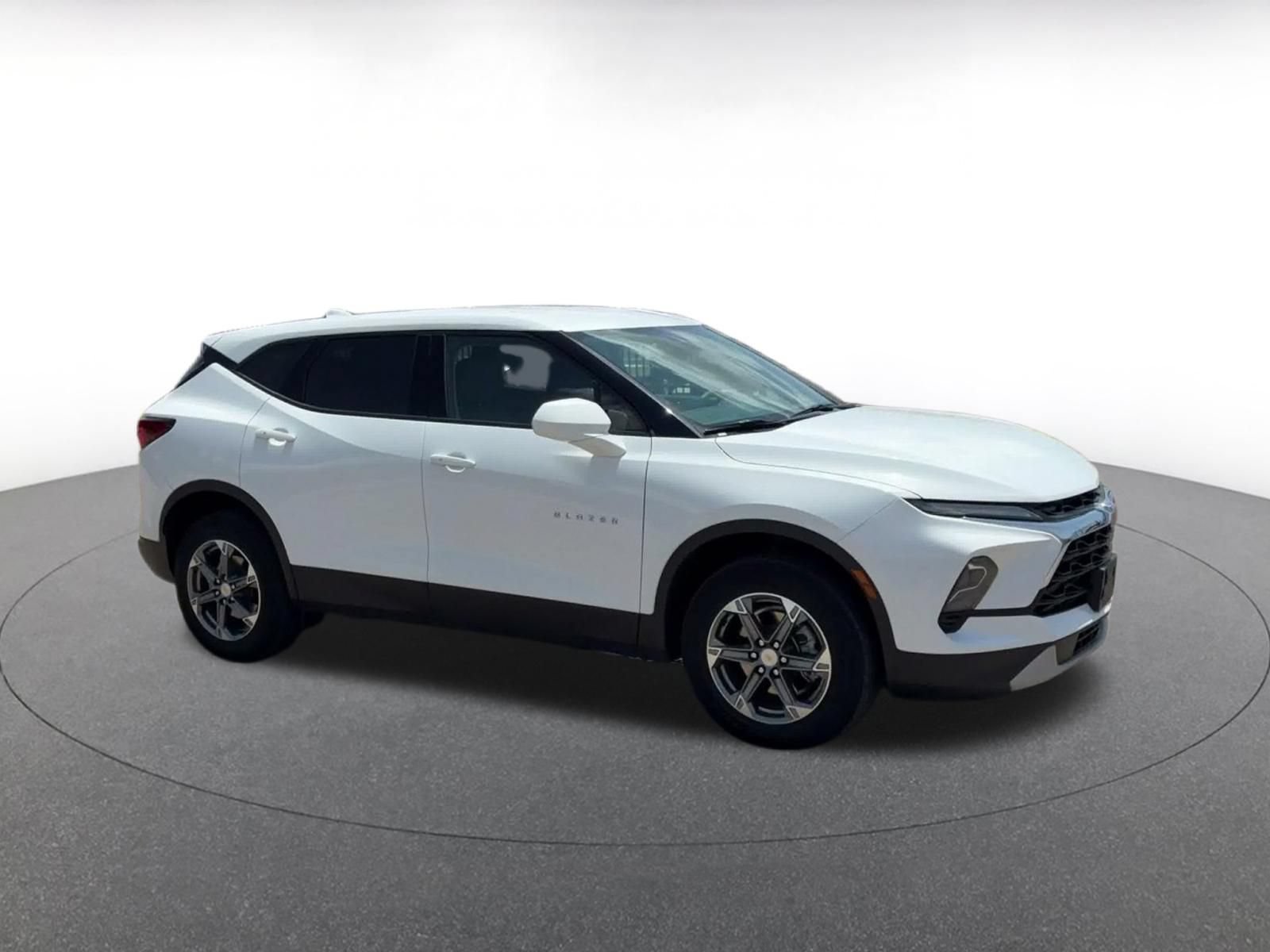Used 2025 Chevrolet Blazer LT FWD image 2