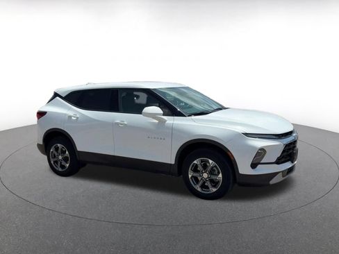Used 2025 Chevrolet Blazer LT FWD image 2