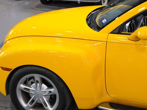 Used 2004 Chevrolet SSR w/ Preferred Equipment Group image 12