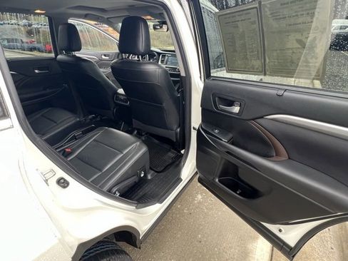 Used 2017 Toyota Highlander Limited image 25