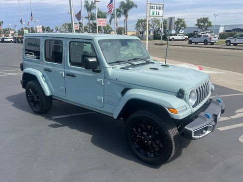 Used 2024 Jeep Wrangler Unlimited Sahara w/ Technology Group AWD/4WD image 11