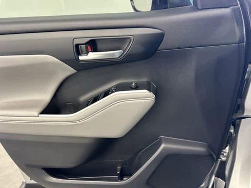 Used 2022 Toyota Highlander XLE image 16