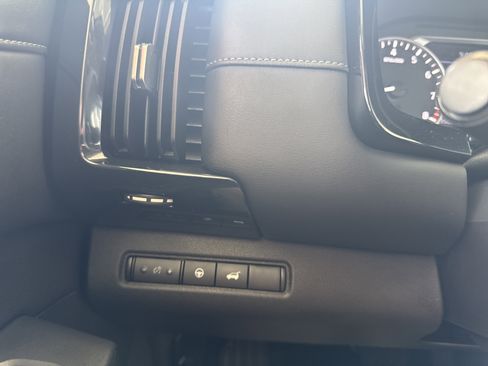 Used 2025 Nissan Pathfinder SV image 20