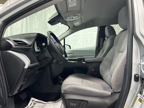 Used 2025 Toyota Sienna LE image 15