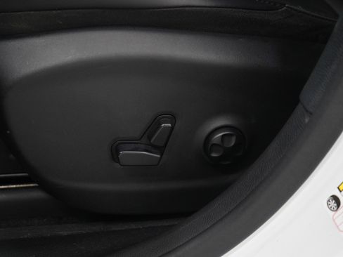 Used 2019 Jeep Cherokee Limited image 28