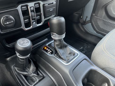Used 2025 Jeep Wrangler Unlimited Sahara AWD/4WD image 25