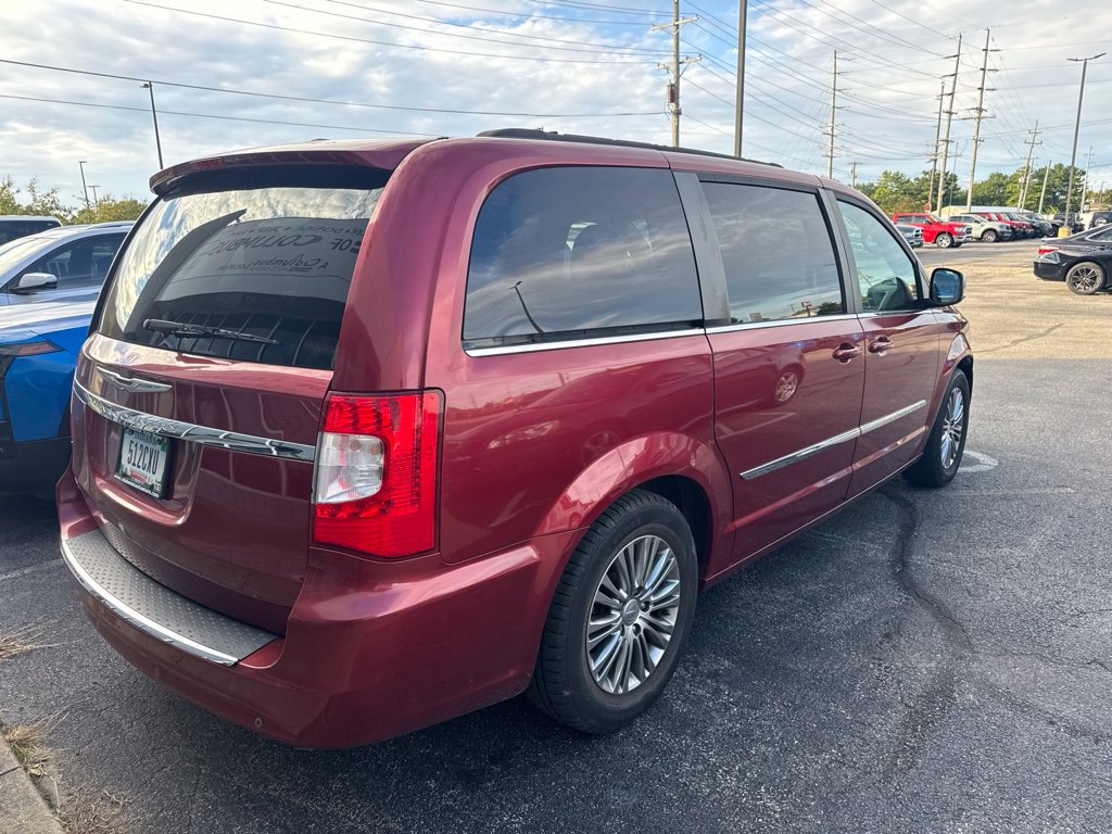 Used 2014 Chrysler Town & Country Touring-L FWD image 4