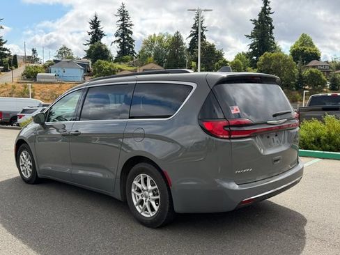 Used 2022 Chrysler Pacifica Touring-L FWD image 2