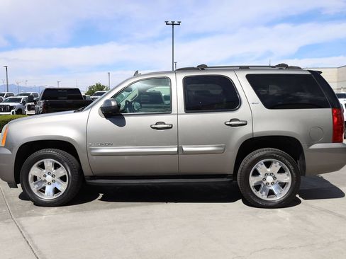 Used 2007 GMC Yukon SLT w/ SLT Preferred Equipment Group AWD/4WD image 3