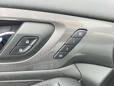 Used 2023 Chevrolet Traverse Premier image 35